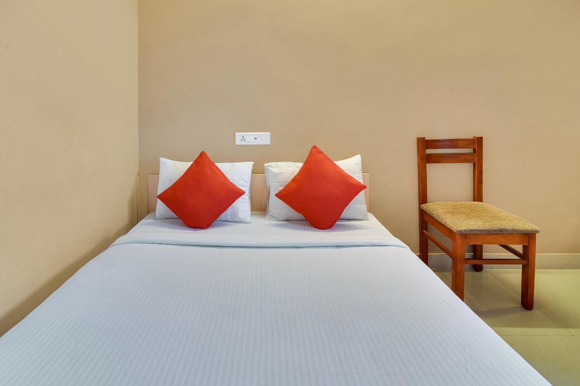 Oyo Flagship Lotus Lakeview Apartments Singanallur Ngoại thất bức ảnh